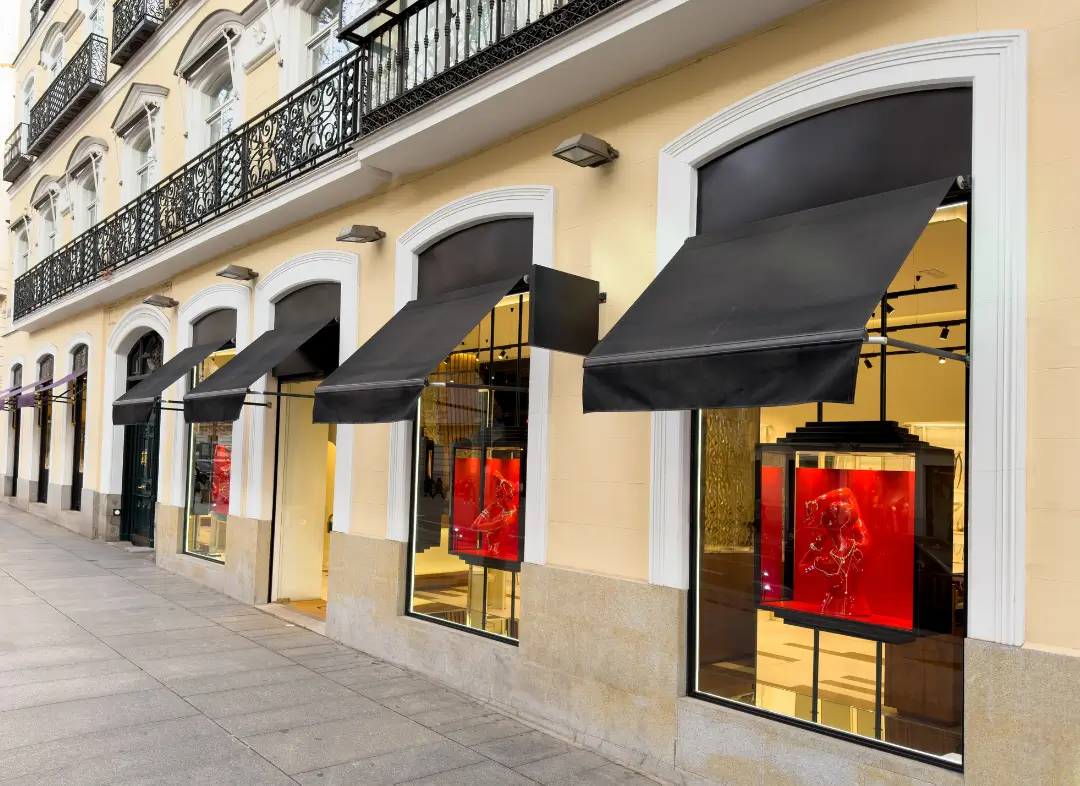 Façade vitrine de magasin en aluminium sur mesure à Montpellier